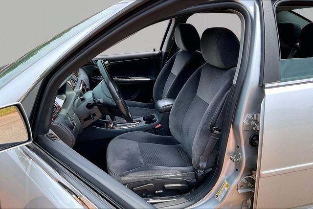 Used 2011 Chevrolet Impala LT FWD image 14