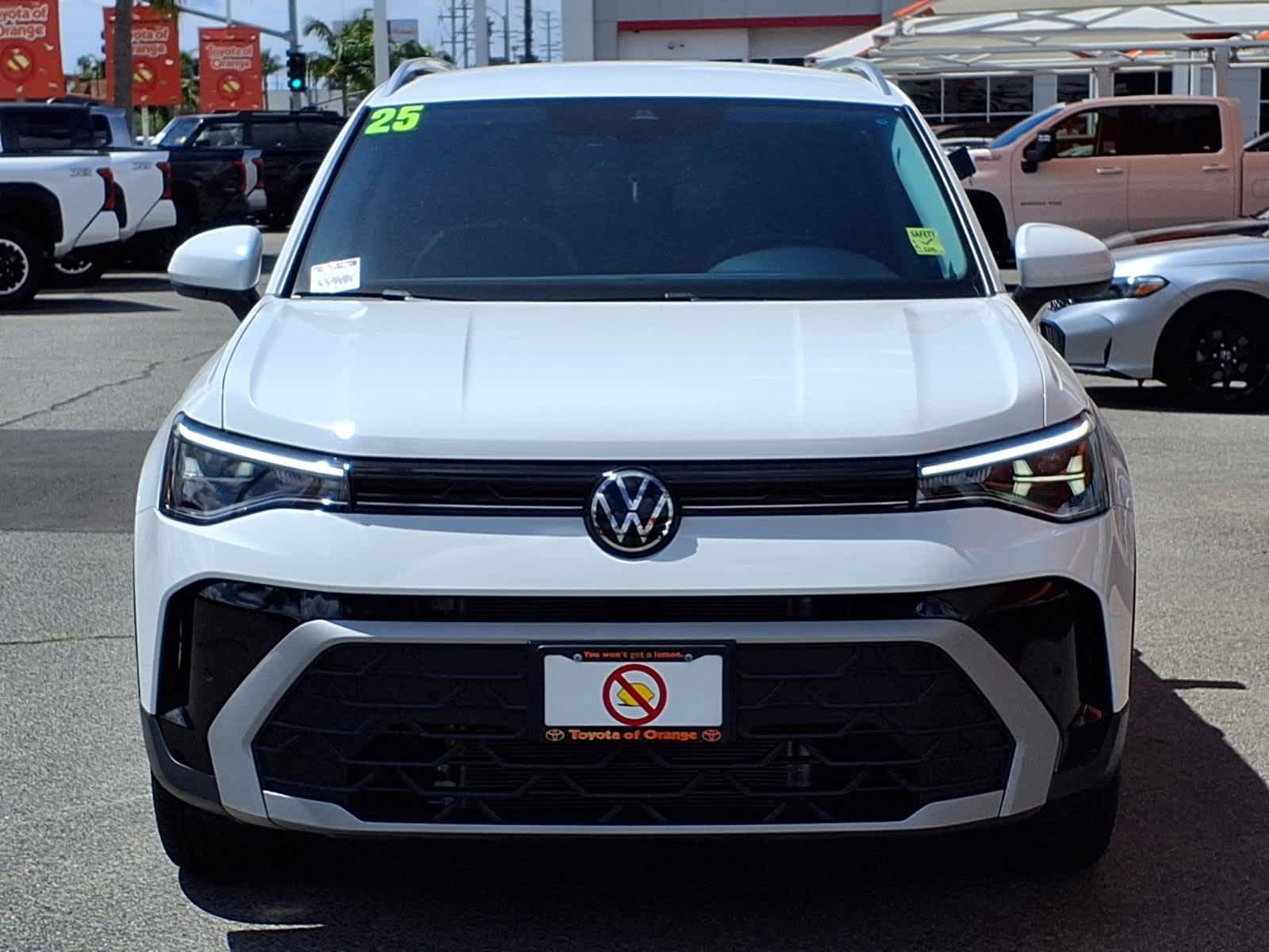 Used 2025 Volkswagen Taos SE FWD image 2