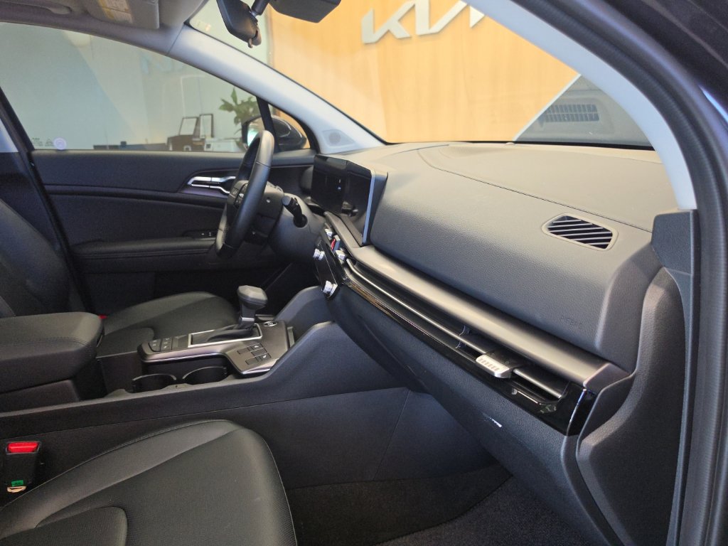 Certified 2026 Kia Sportage EX w/ EX Panorama Roof Package FWD image 49