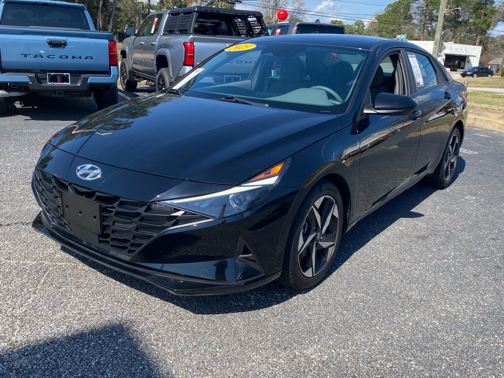 Used 2023 Hyundai Elantra SEL w/ Convenience Package image 2