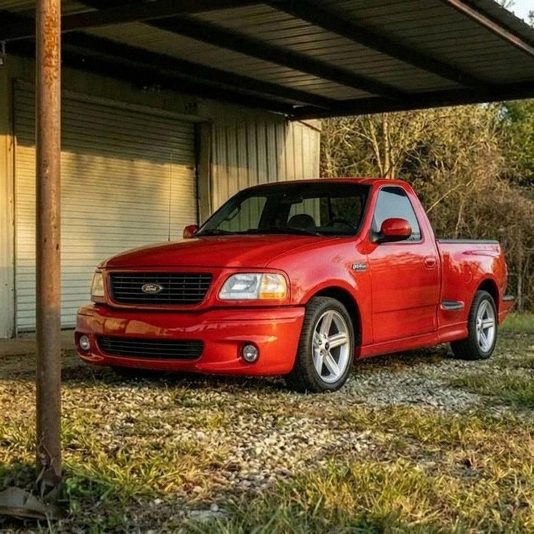 Used 2004 Ford F150 Lightning RWD image 2