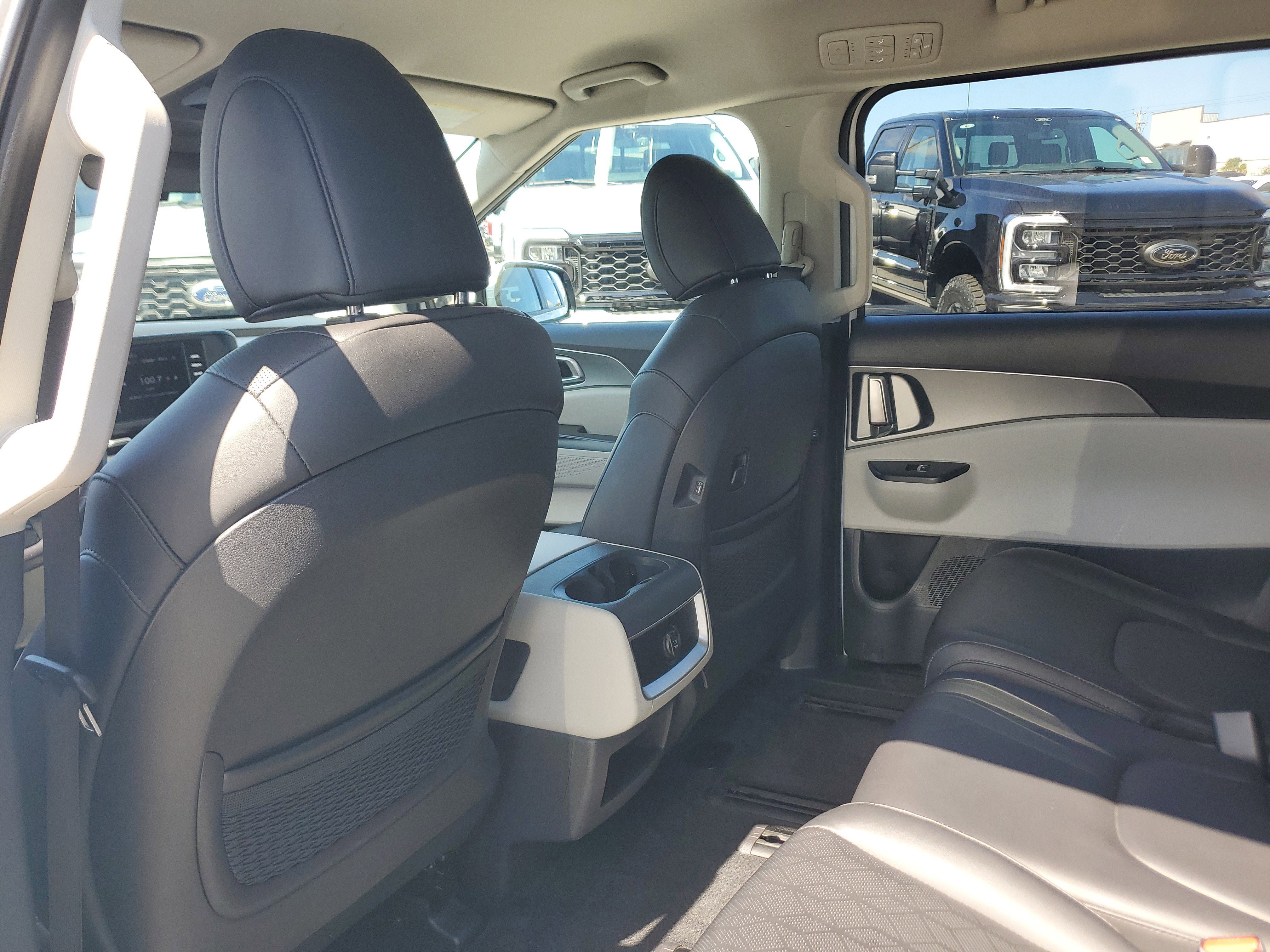 Used 2023 Kia Carnival LX image 14