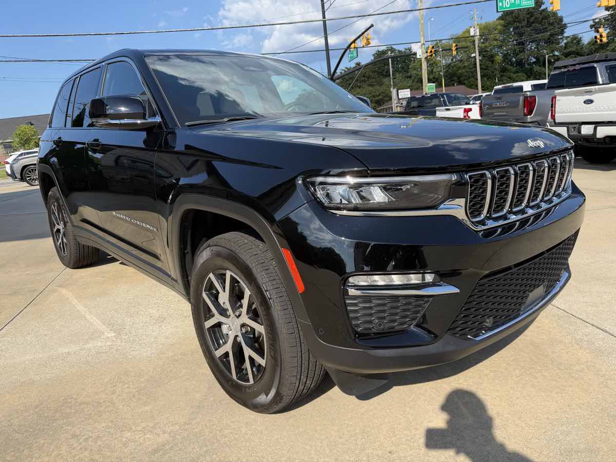 Used 2025 Jeep Grand Cherokee Limited w/ Luxury Tech Group II AWD/4WD image 4