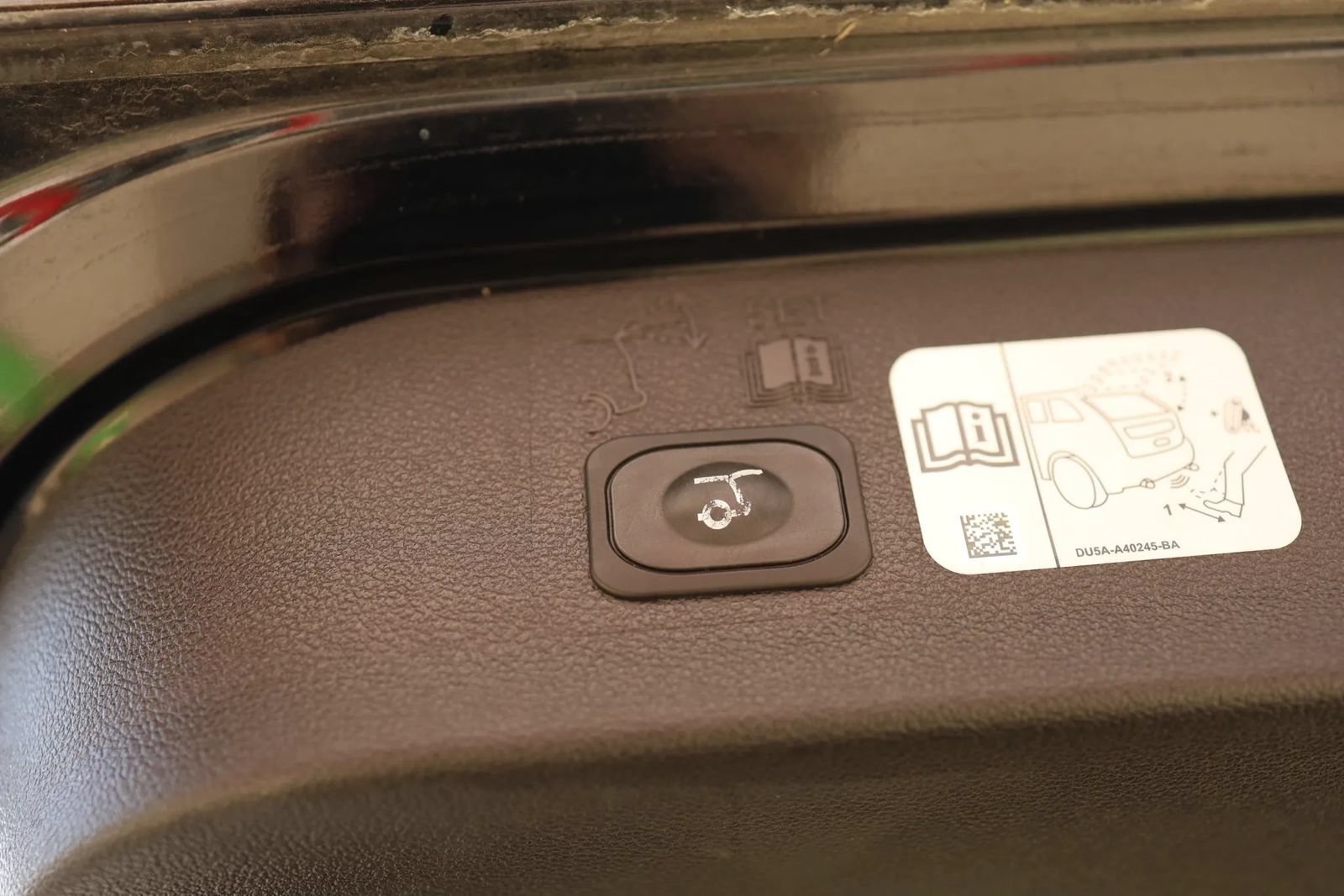 Used 2018 Ford Escape Titanium w/ Ford Safe & Smart Package FWD image 40