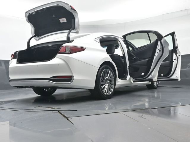 Used 2021 Lexus ES 300h w/ Accessory Package image 56