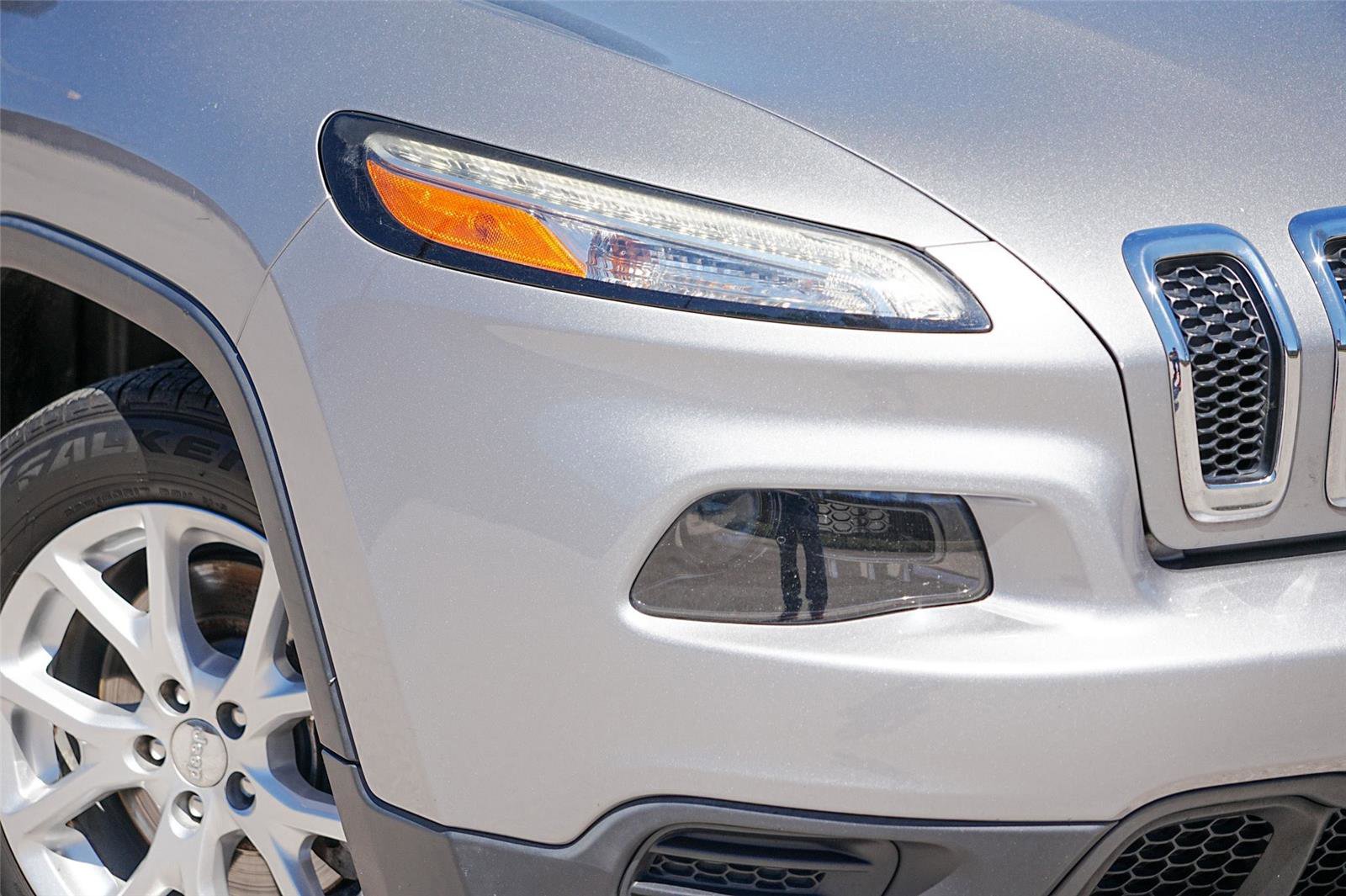 Used 2016 Jeep Cherokee Sport image 3