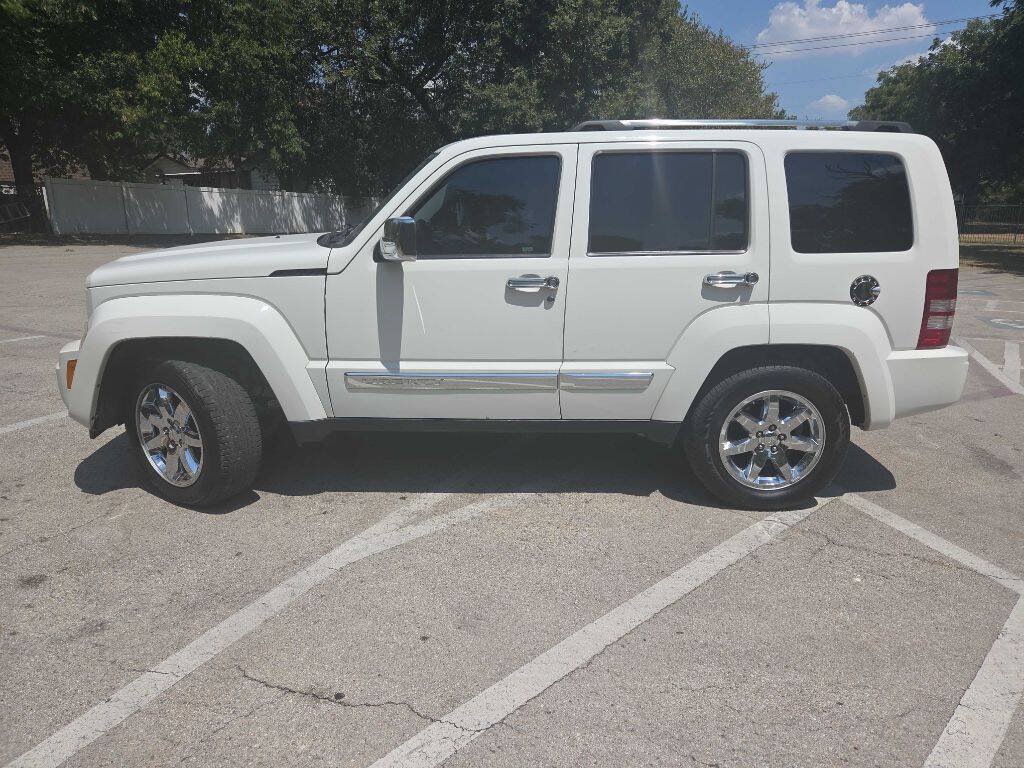 Used 2010 Jeep Liberty Limited w/ Tire & Wheel Group RWD image 3