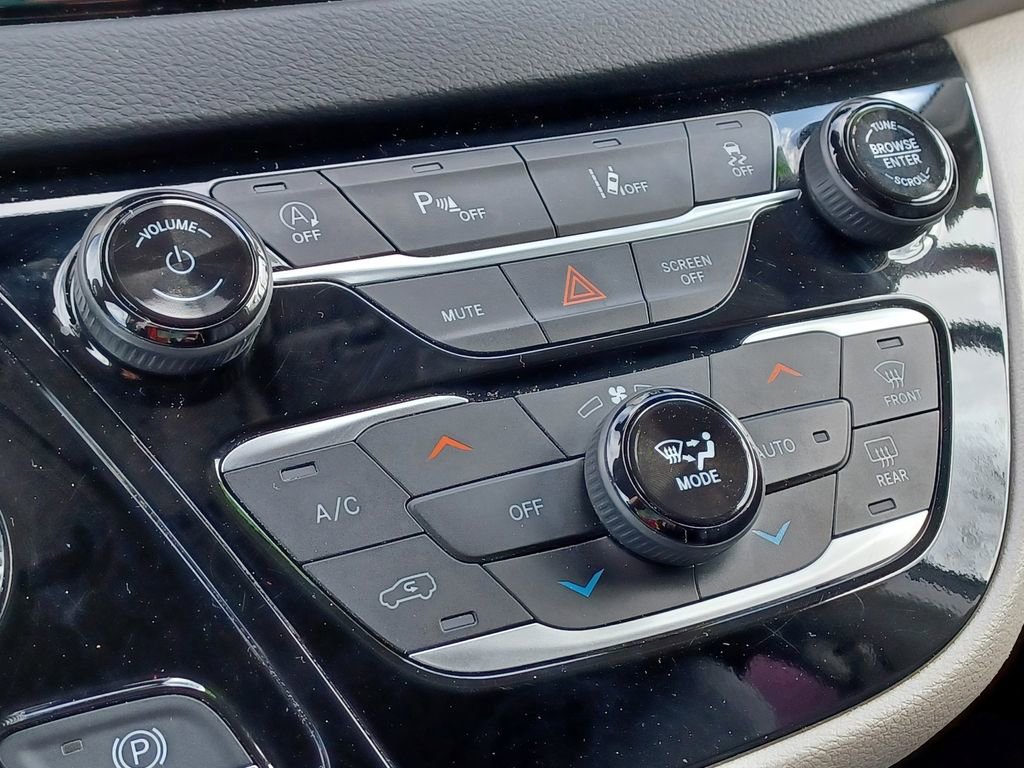 Used 2023 Chrysler Pacifica Touring-L FWD image 22