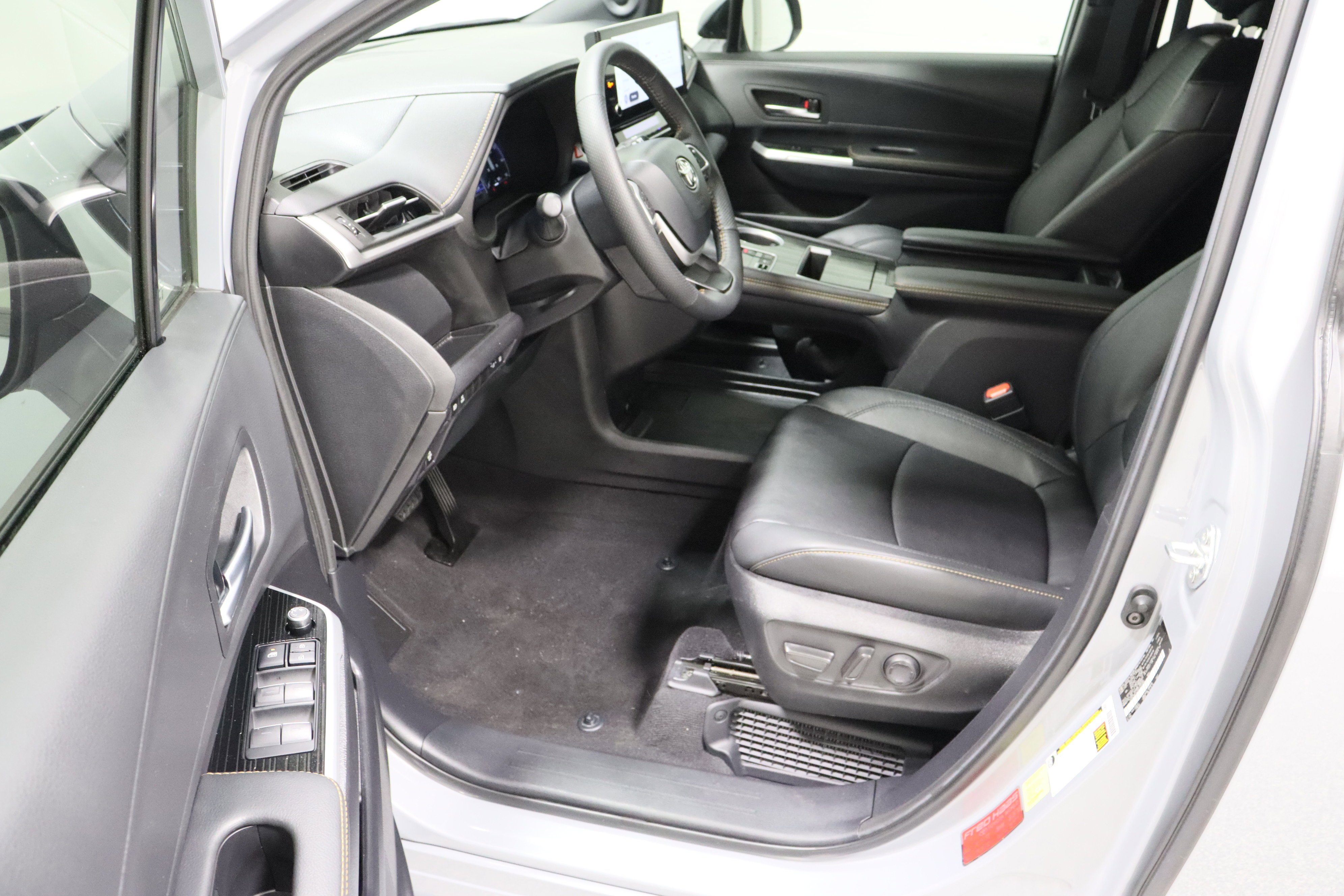 Used 2025 Toyota Sienna XLE Woodland Edition image 14