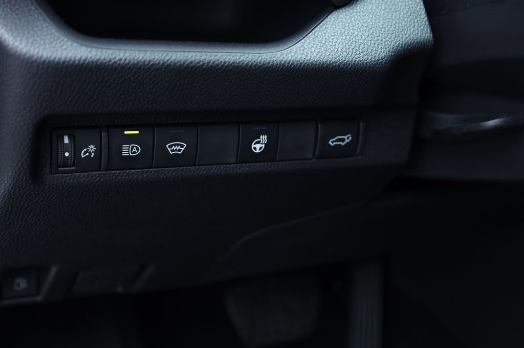 Used 2025 Toyota RAV4 XLE image 32