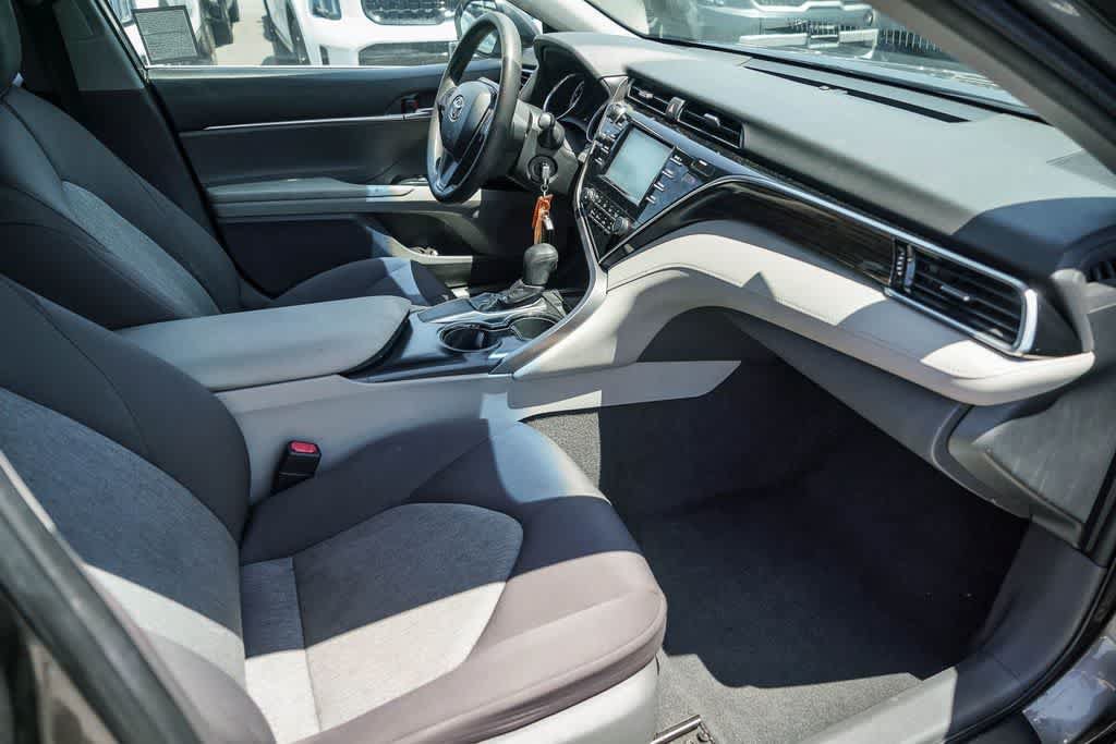 Used 2018 Toyota Camry LE FWD image 15