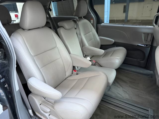 Used 2018 Toyota Sienna XLE image 18