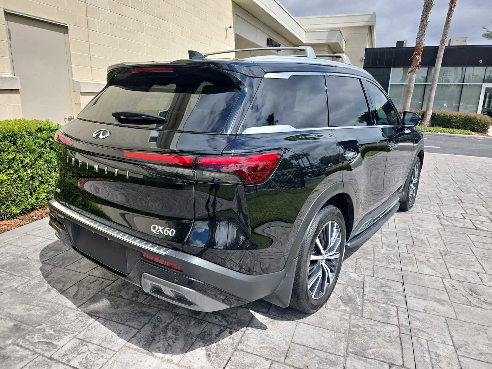 Used 2024 INFINITI QX60 Sensory w/ Vision Package image 3