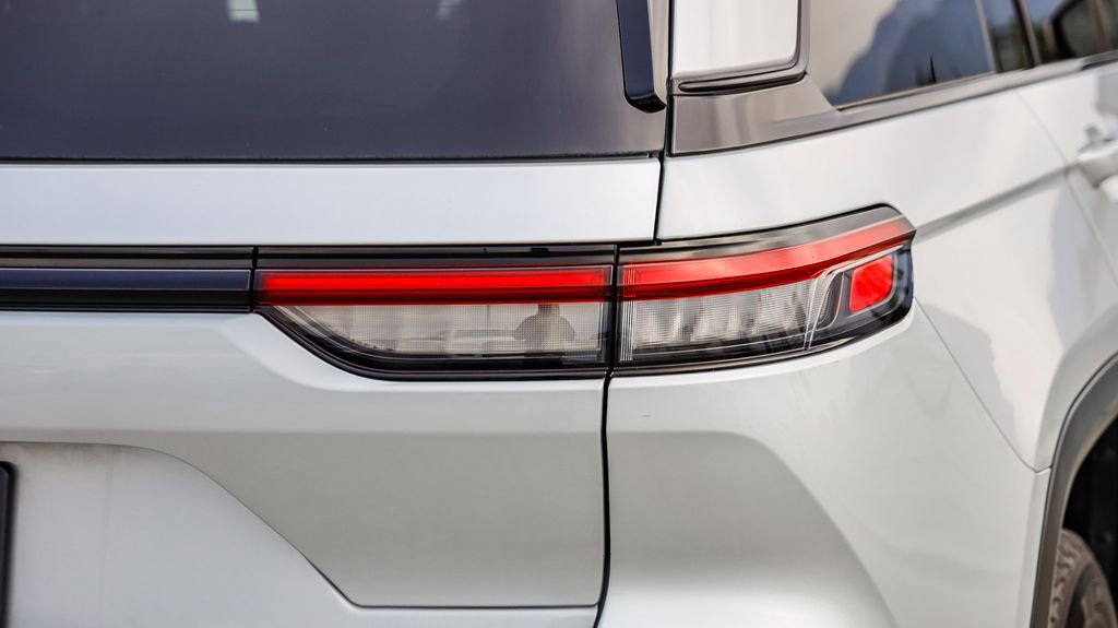 Used 2025 Jeep Grand Cherokee Altitude image 10