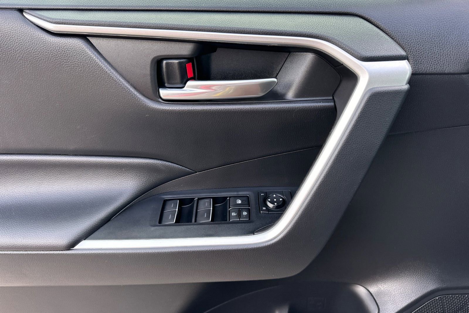 Used 2022 Toyota RAV4 XLE image 11