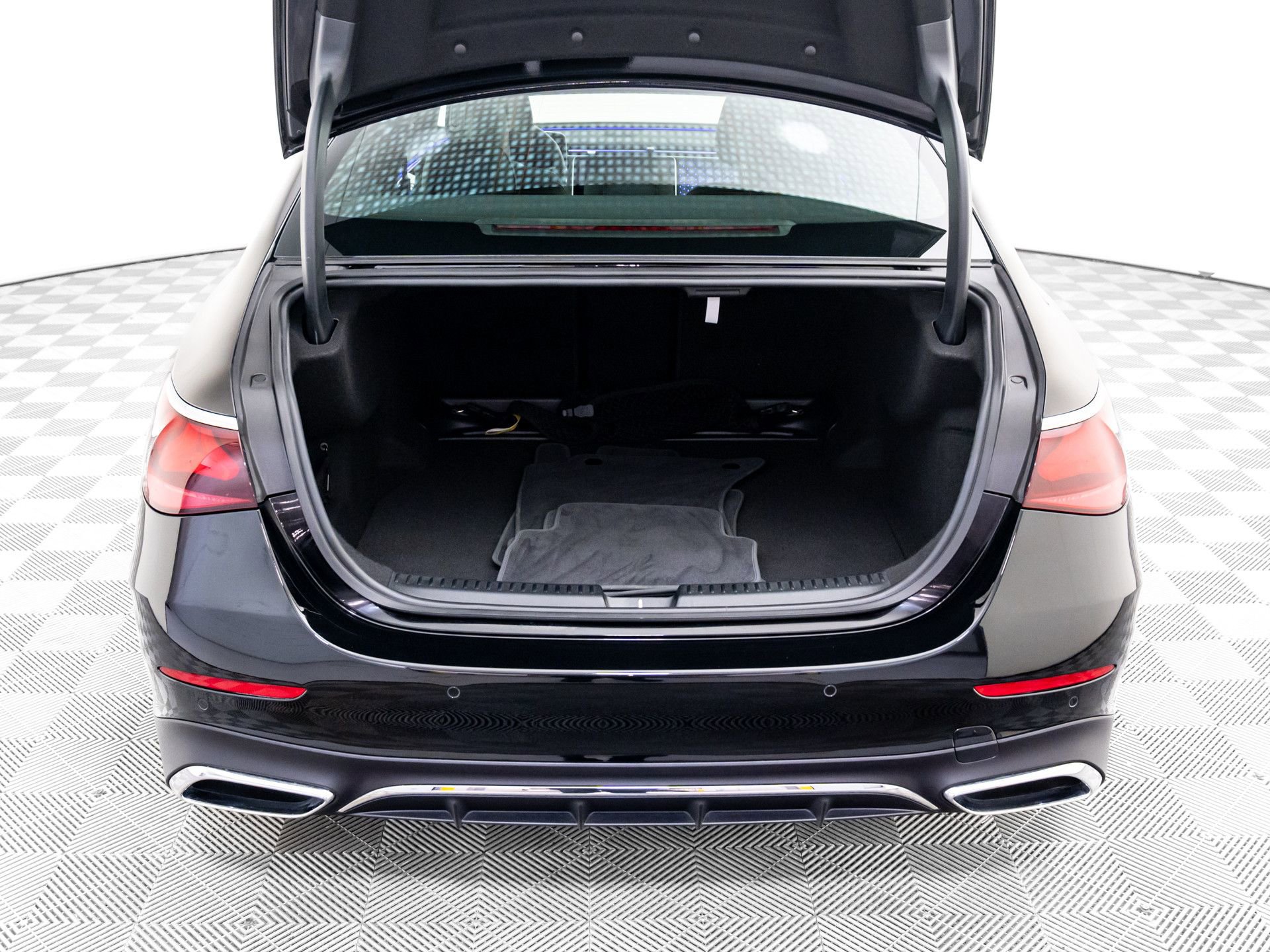 Used 2025 Mercedes-Benz E 450 4MATIC Sedan image 35