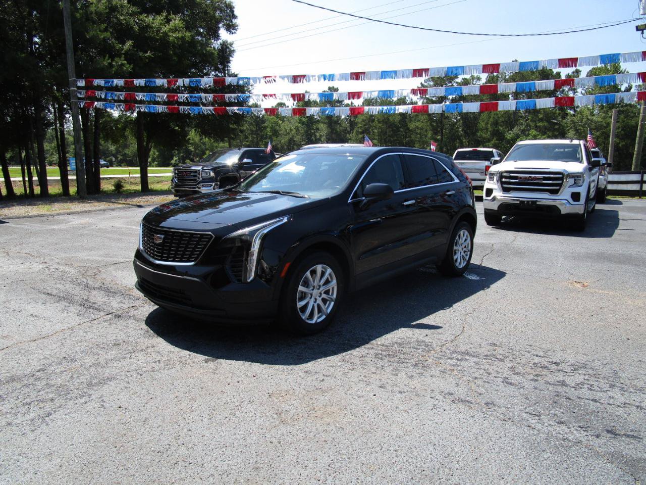 Used 2021 Cadillac XT4 Luxury w/ Cold Weather Package FWD image 3