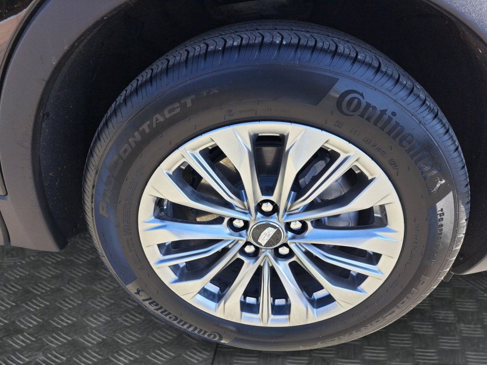 Used 2025 Cadillac XT4 Premium Luxury image 17