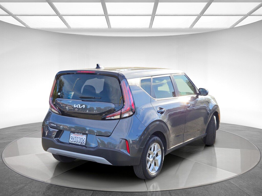 Used 2024 Kia Soul LX w/ Option Group 015 FWD image 3