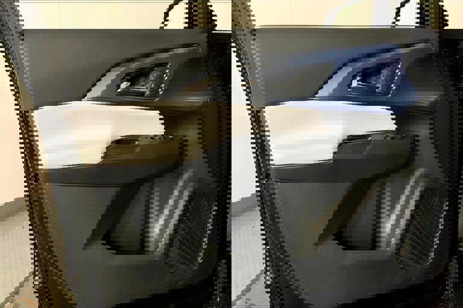 Used 2025 Chevrolet Equinox EV LT image 24