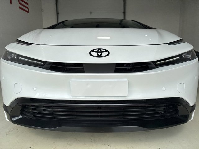 Used 2025 Toyota Prius LE image 2