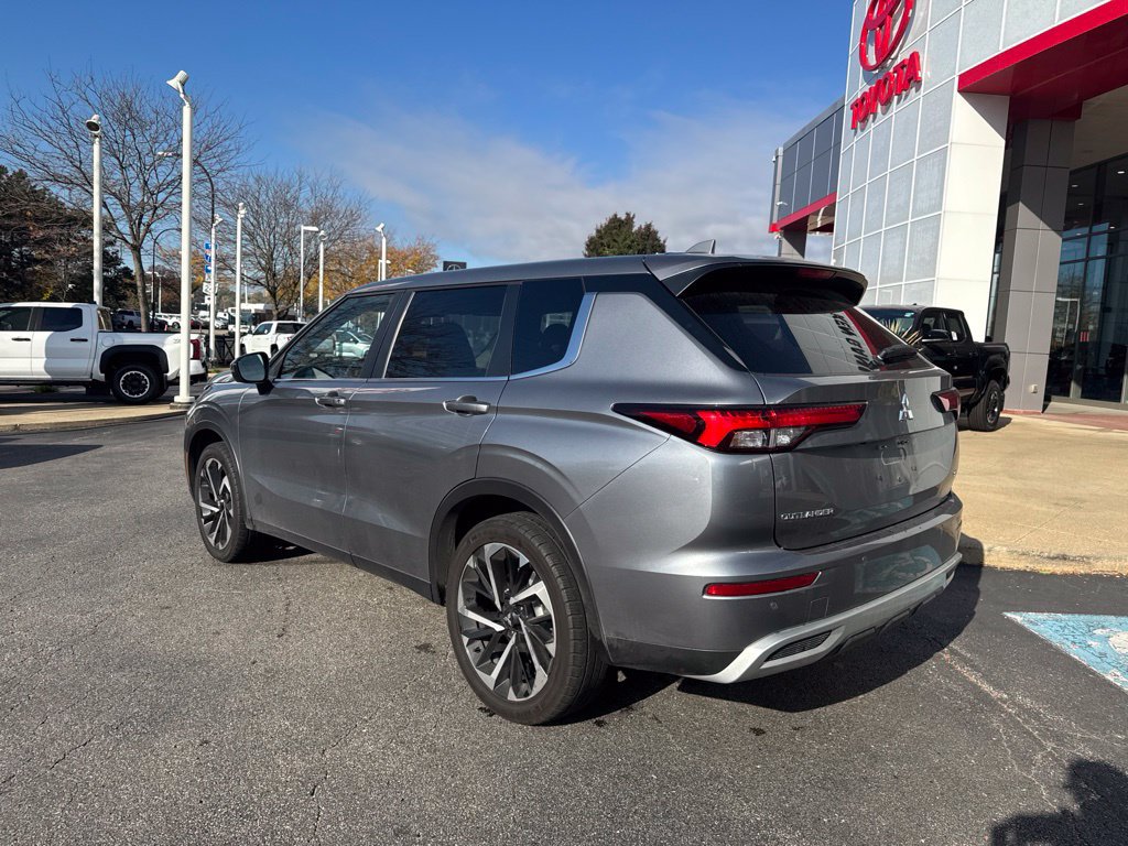 Used 2024 Mitsubishi Outlander SE AWD/4WD image 3