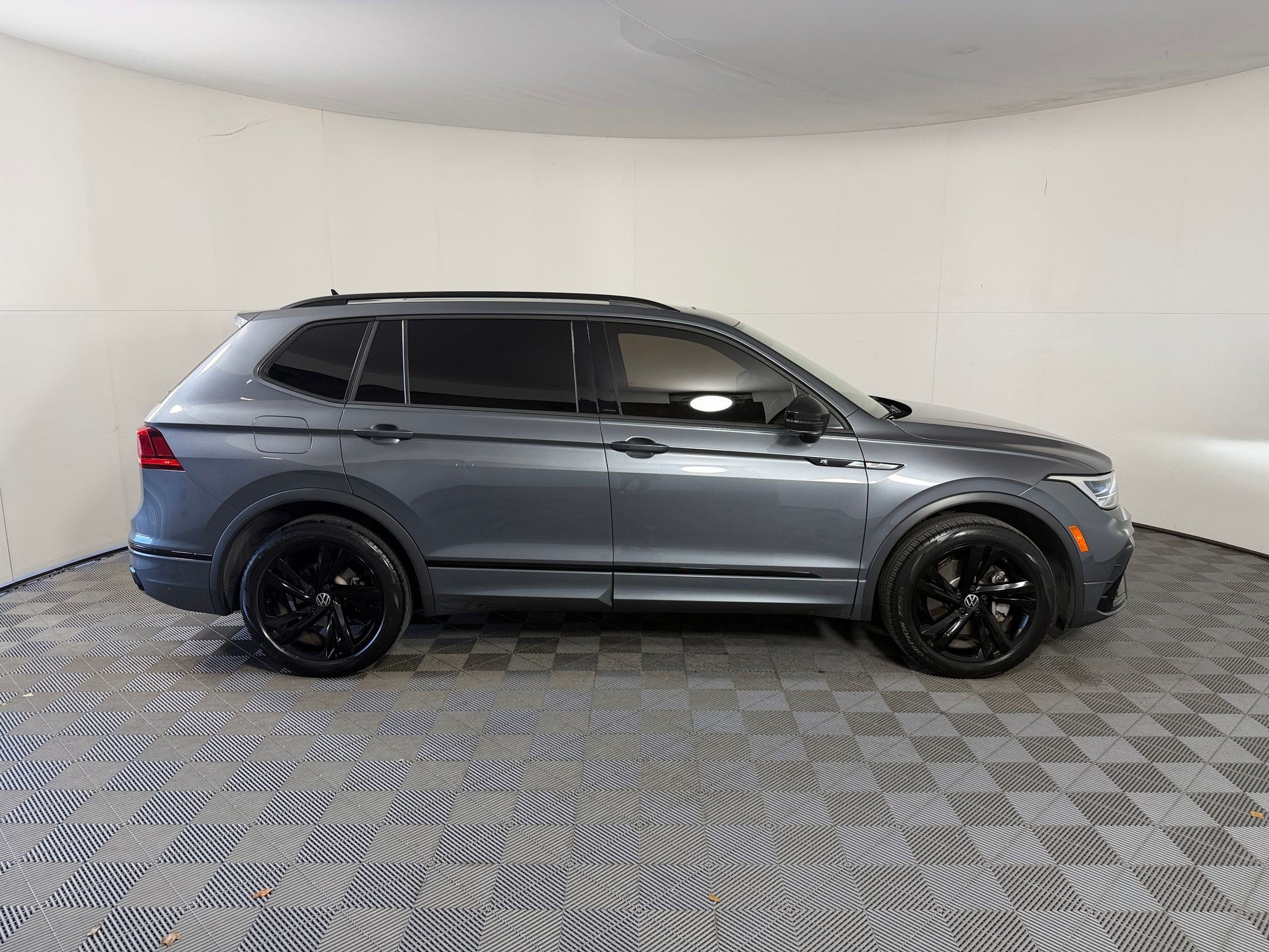 Used 2023 Volkswagen Tiguan SE R-Line FWD image 8