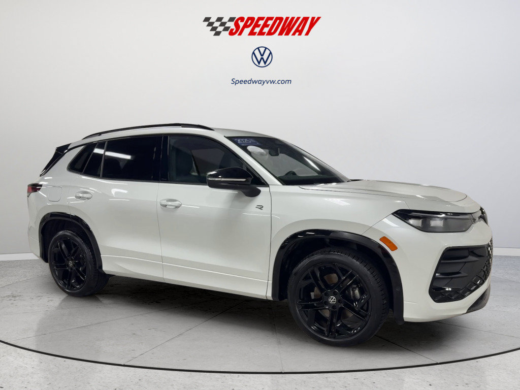 Certified 2025 Volkswagen Tiguan SE R-Line AWD/4WD image 3