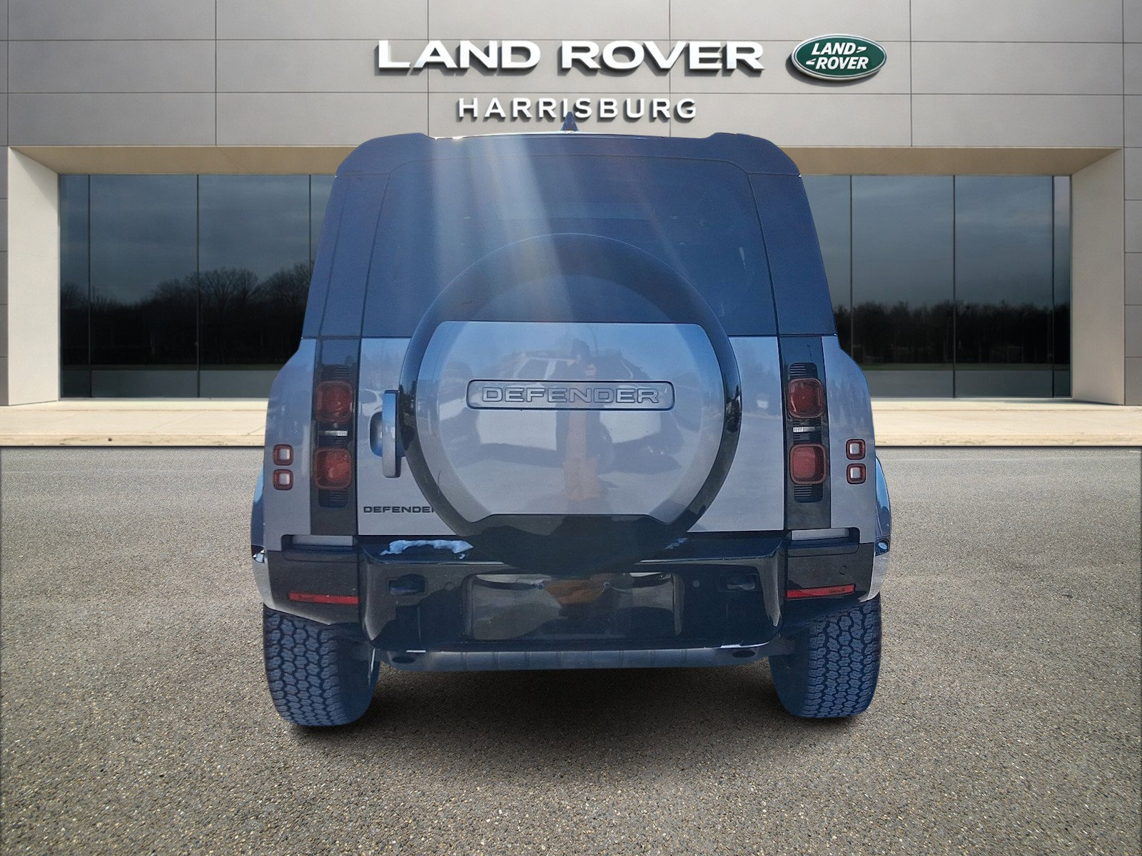 Used 2024 Land Rover Defender 110 X-Dynamic SE image 3