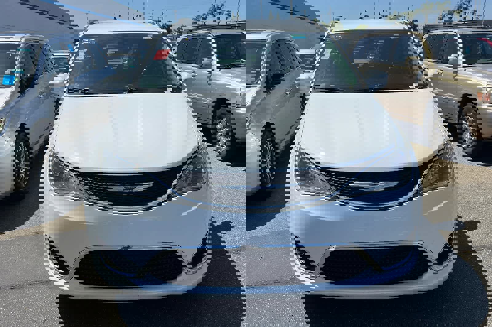 Used 2020 Chrysler Pacifica Touring-L image 2