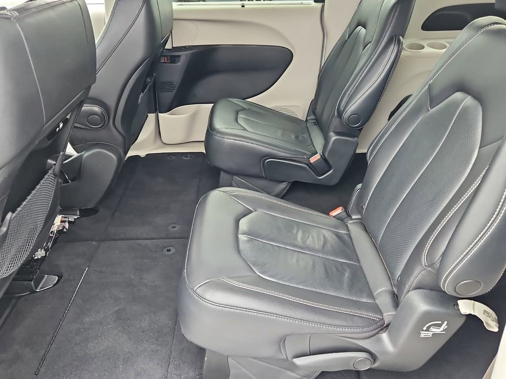 Used 2022 Chrysler Pacifica Touring-L image 13