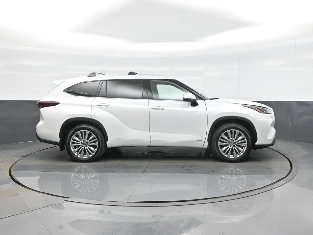 Certified 2025 Toyota Highlander Platinum image 8