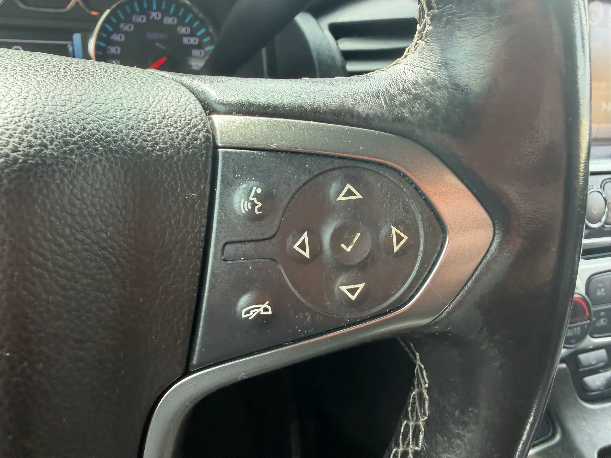 Used 2018 Chevrolet Suburban LT image 22