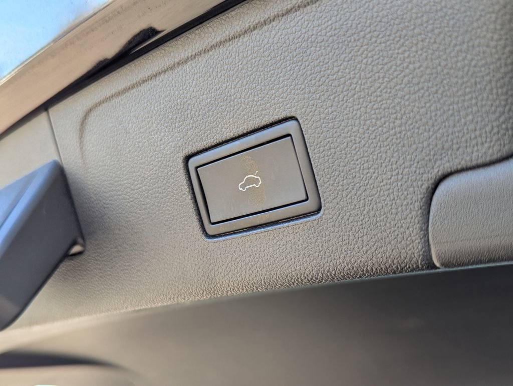 Certified 2022 Volkswagen Atlas Cross Sport SEL R-Line image 30