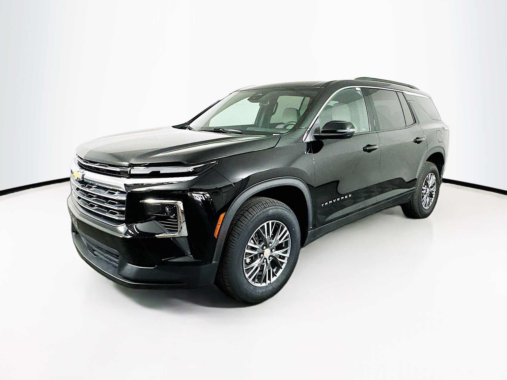 Used 2025 Chevrolet Traverse LT image 3