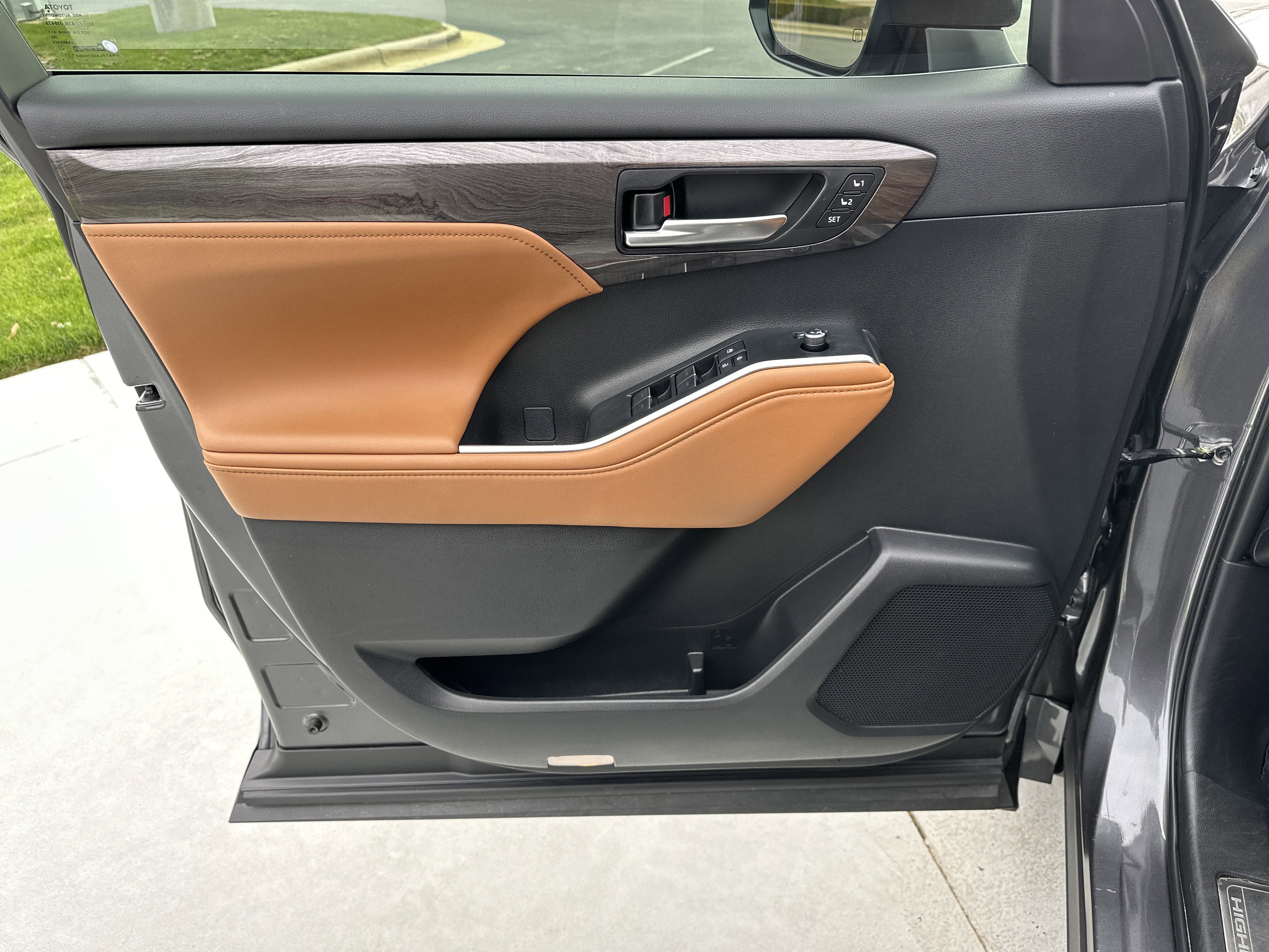 Used 2024 Toyota Highlander Platinum image 14