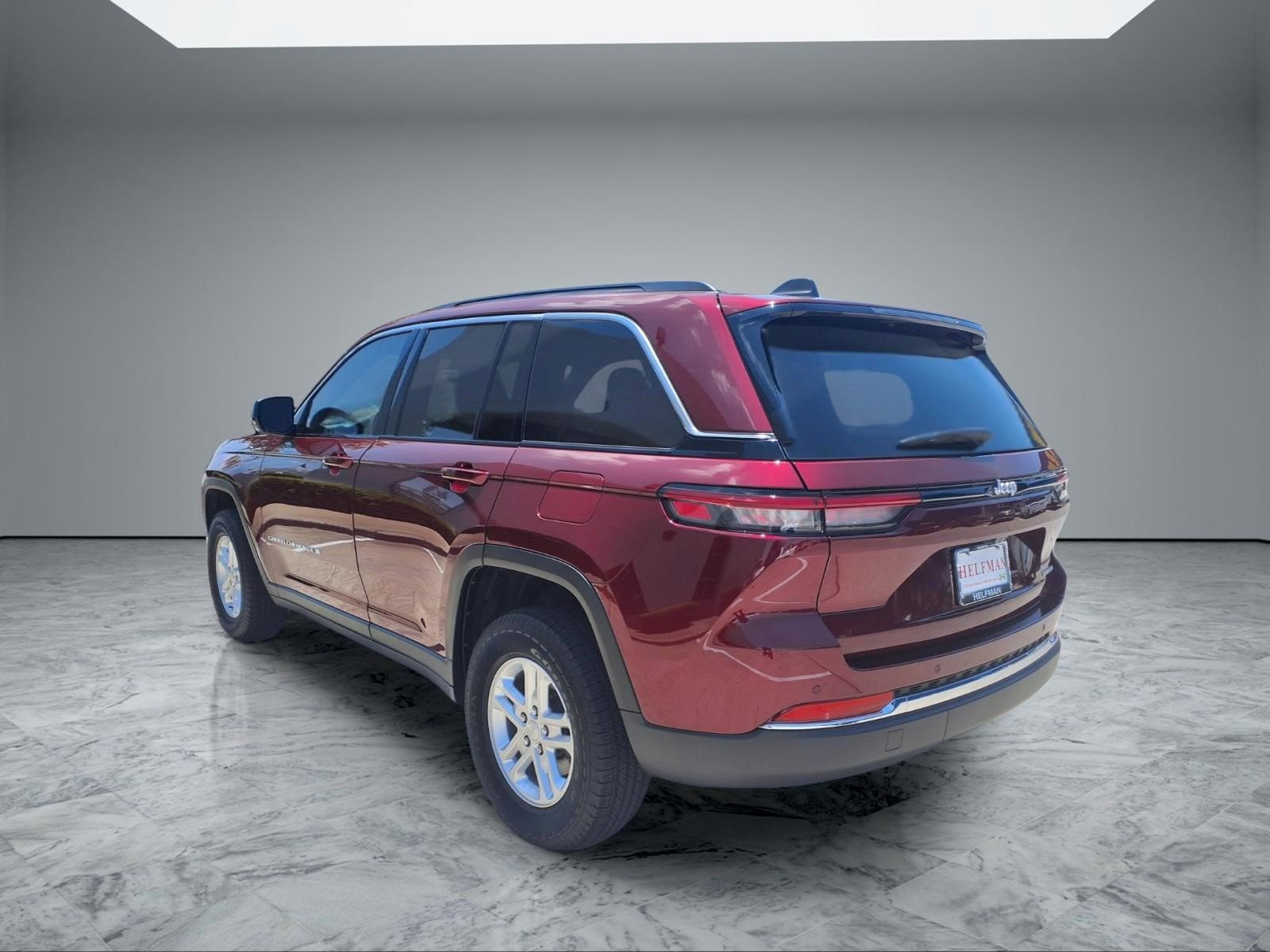 Used 2025 Jeep Grand Cherokee Laredo w/ Luxury Tech Group I RWD image 5