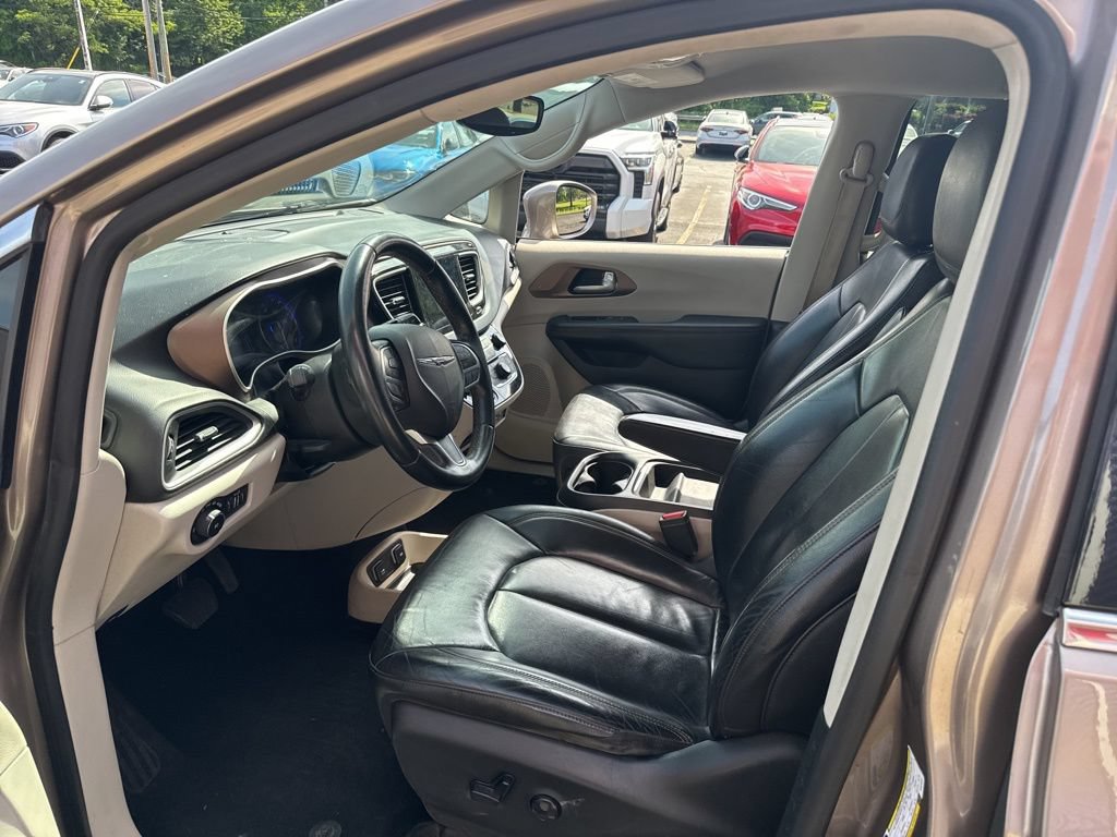 Used 2017 Chrysler Pacifica Touring-L FWD image 25