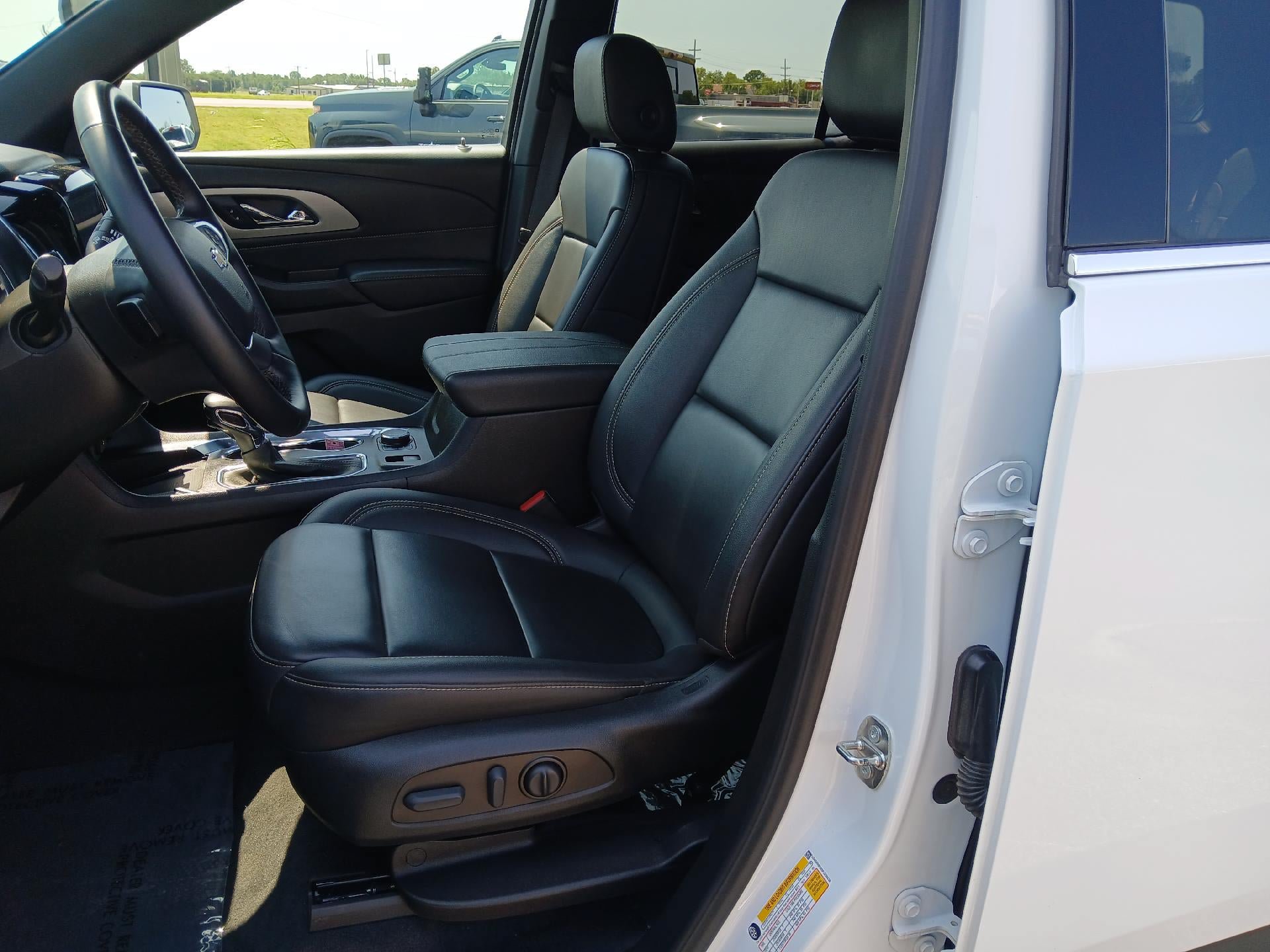 Used 2023 Chevrolet Traverse LT FWD image 12