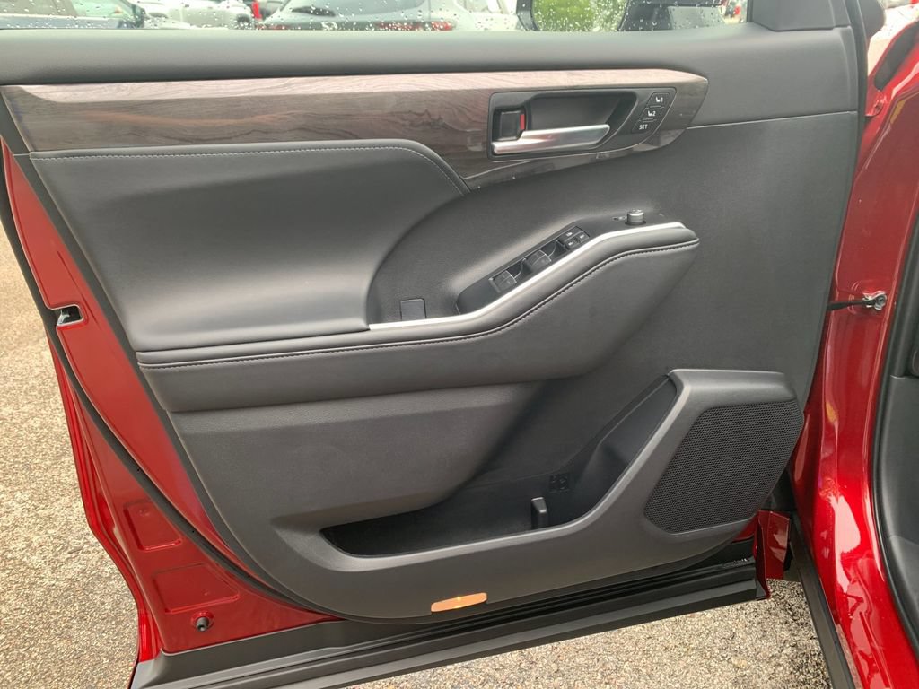 New 2026 Toyota Highlander Platinum AWD/4WD image 11