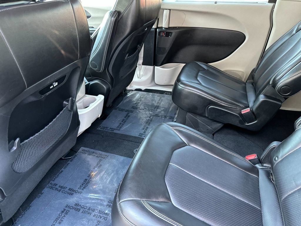 Used 2023 Chrysler Pacifica Touring-L FWD image 11
