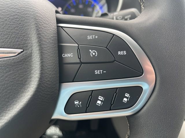 Used 2024 Chrysler Pacifica Touring-L image 7