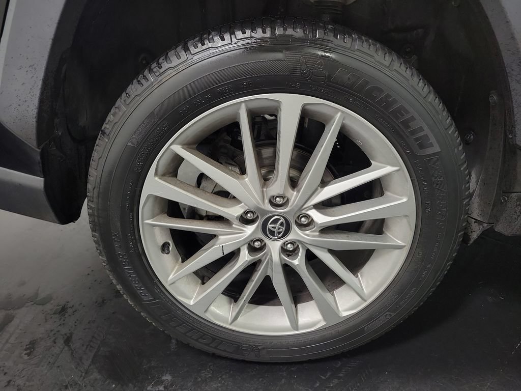 Used 2019 Toyota RAV4 LE FWD image 12