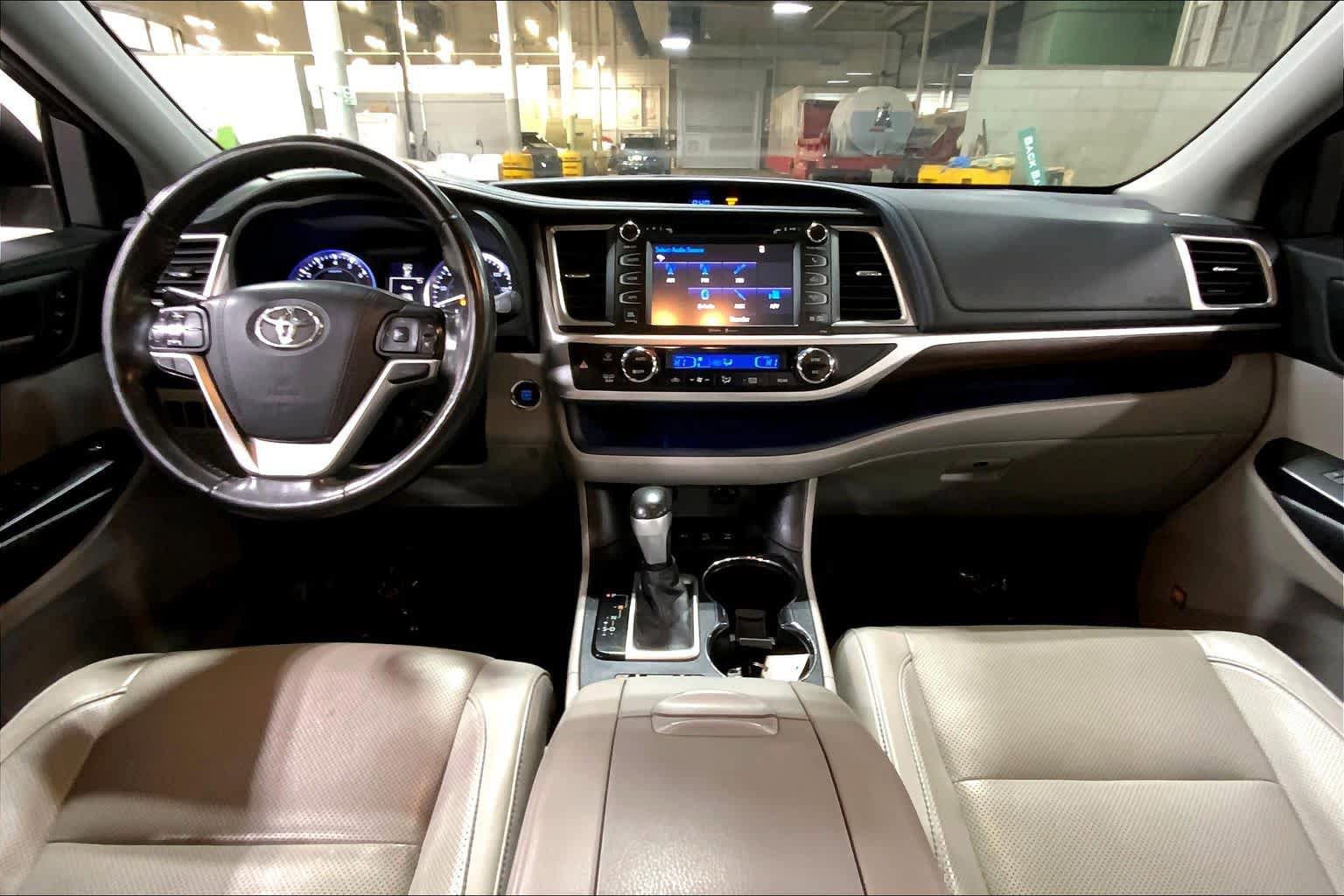 Used 2015 Toyota Highlander Limited Platinum AWD/4WD image 16