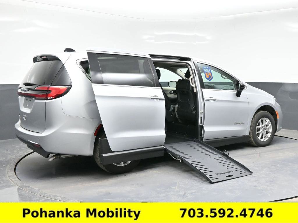 Used 2024 Chrysler Pacifica Touring-L image 23
