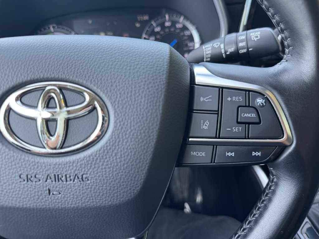 Used 2021 Toyota Highlander XLE AWD/4WD image 30