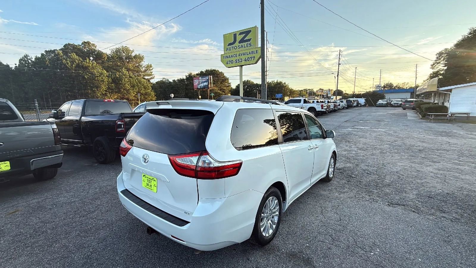 Used 2016 Toyota Sienna XLE image 4