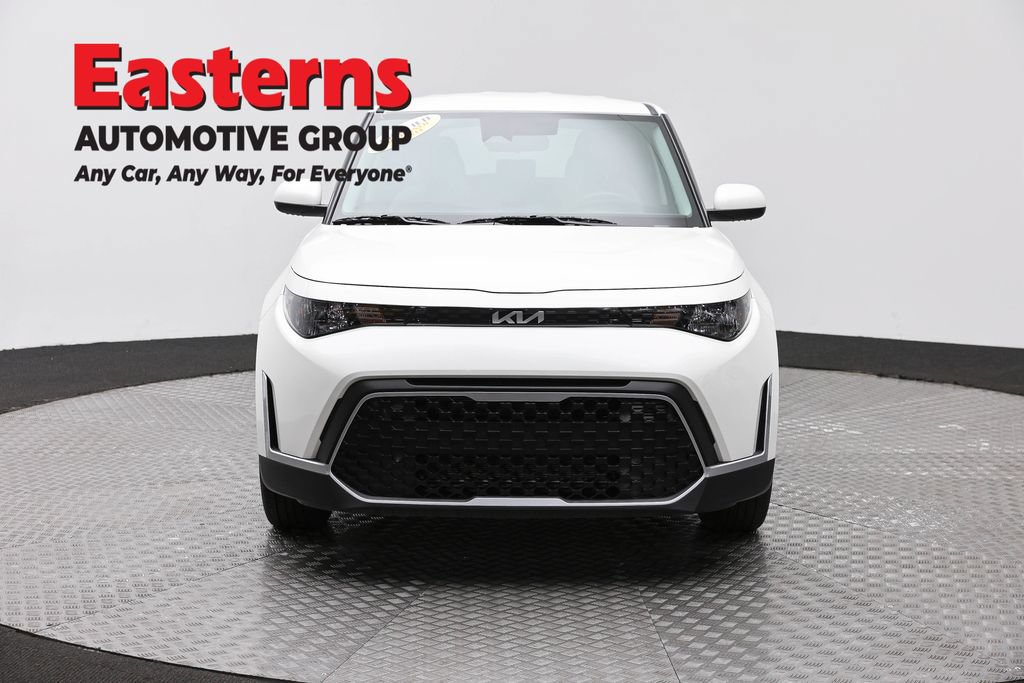 Used 2025 Kia Soul LX FWD image 2