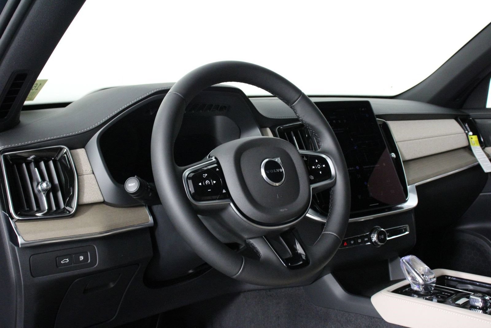 New 2026 Volvo XC90 T8 Ultra w/ Protection Package Premier AWD/4WD image 8