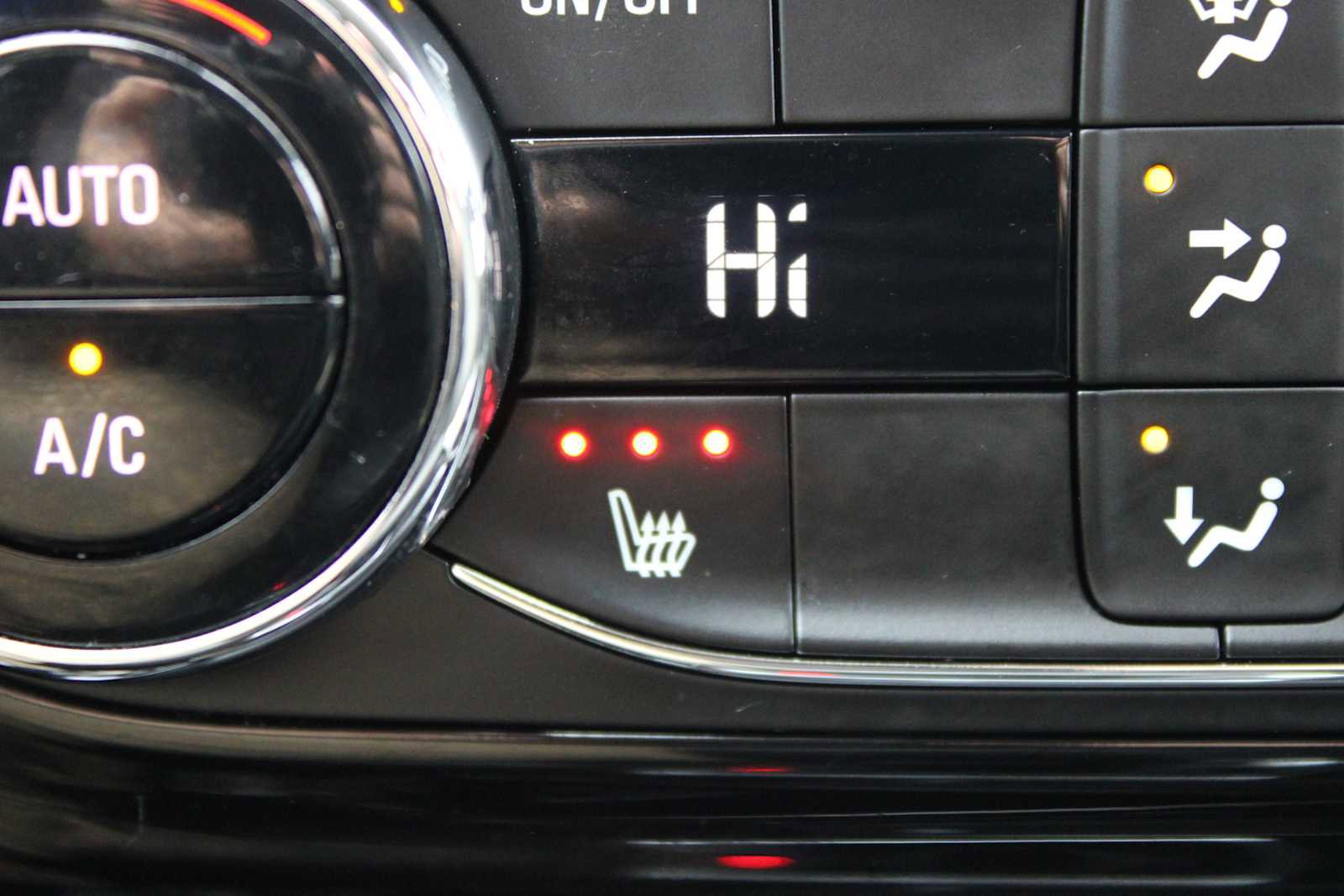 Used 2024 Chevrolet Trax LT w/ LT Convenience Package image 21